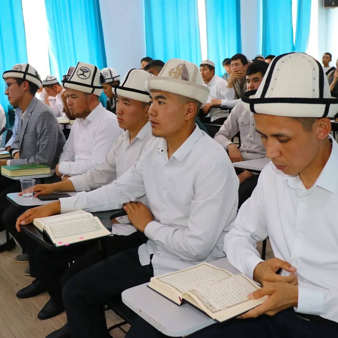 Кыргызстан Ислам университетинде белгилүү дин аалымы, устаз Тажибаев Имамали карынын жаркын элесине арналган «Куран-Нур» аттуу ыйык Куран окуу конкурсу болуп өттү.