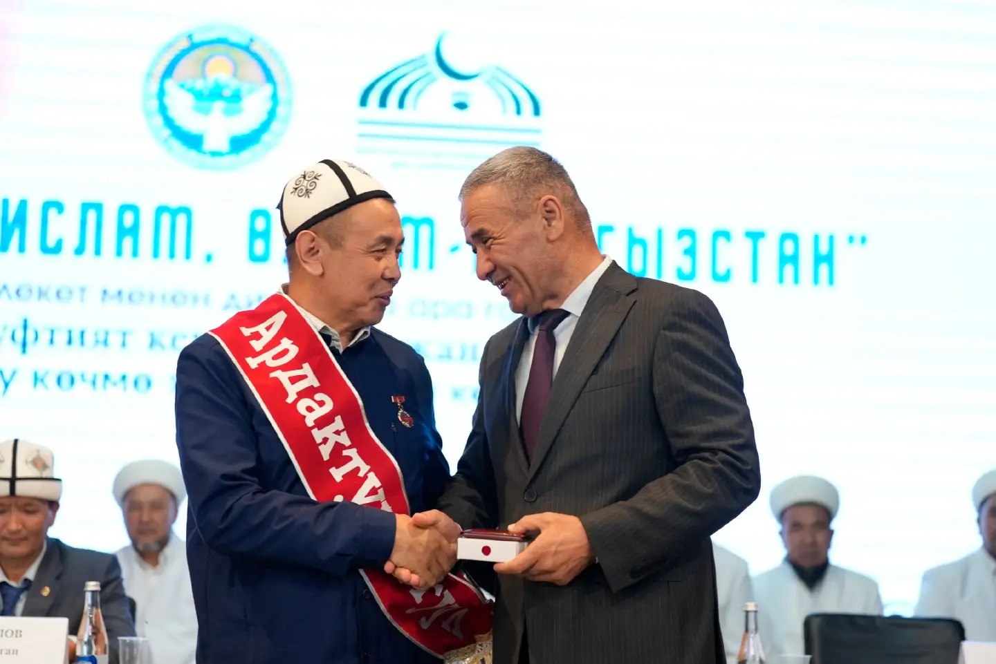 КИУнун ректору Абдишүкүр Нарматовго «Баткен облусунун ардактуу атуулу» наамы жана «Берешен» медалы ыйгарылды